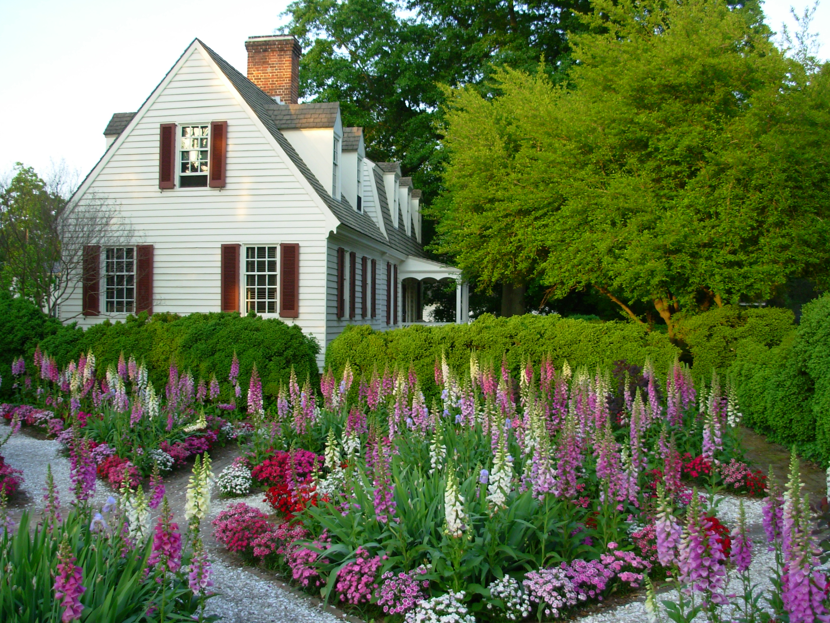 Colonial Williamsburg garden May 2009 | Defeat Despair, image size:2816x2112