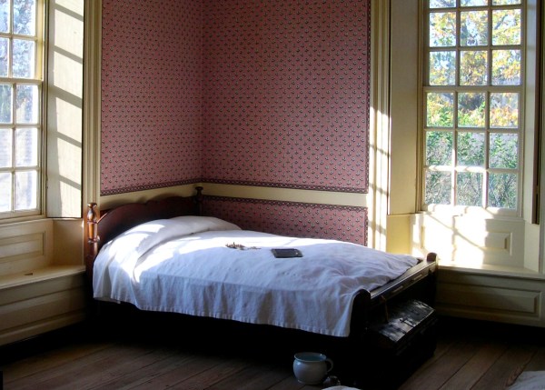 A November 2004 photo of a bedroom at Colonial Williamsburg