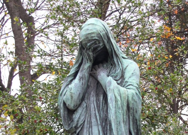 A statue in Le Cimetière du Père-Lachaise, Paris, December 2005