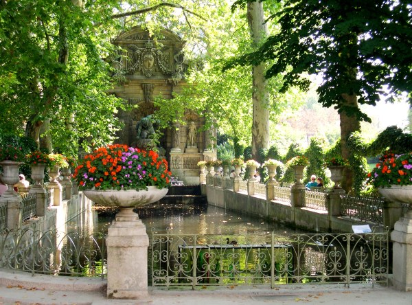 A quiet corner in the Jardin du Luxembourg, Paris, August 2005
