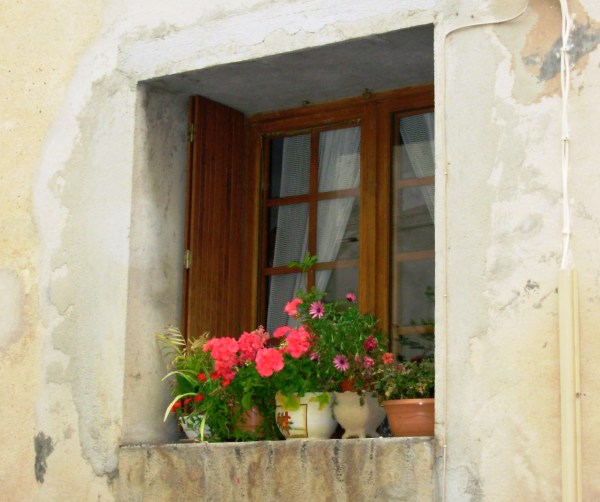 This photo brings back fond memories of a quiet corner of Allauch, France, May 2008.