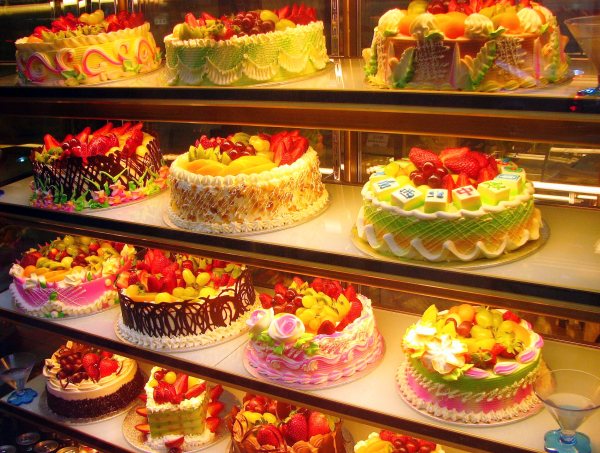 Miss Piggy approves of fruit, properly prepared, as a healthy dessert choice. Dig in! Photo by Garry Knight via Wikimedia Commons, CC BY-SA 2.0