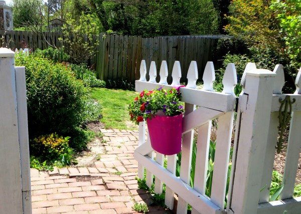 Yorktown garden stroll gate April 2015