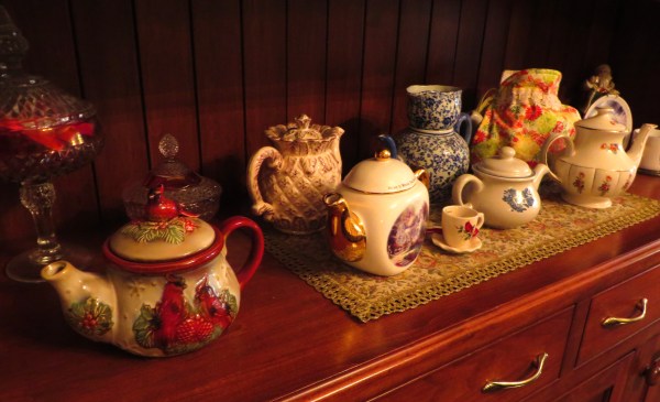 A charming display of teapots greeted us at a Pennsylvania bed & breakfast inn, Jun 2015