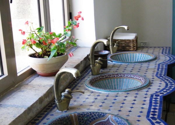 Decorative sinks at the Mt. Zion Hotel in Jerusalem. Photo by By Deror Avi, CC BY-SA 3.0 via Wikimedia Commons